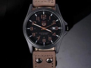 Moderan muski rucni sat NOV U KUTIJI! quartz