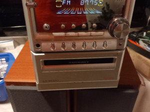 Muzička linija sa 2 zvučnika SA CD-om i kasetom(sve ispraLG- NOVA