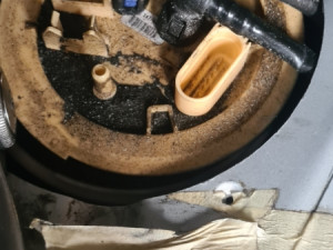 Audi A6 4F pumpa goriva u rezervaru