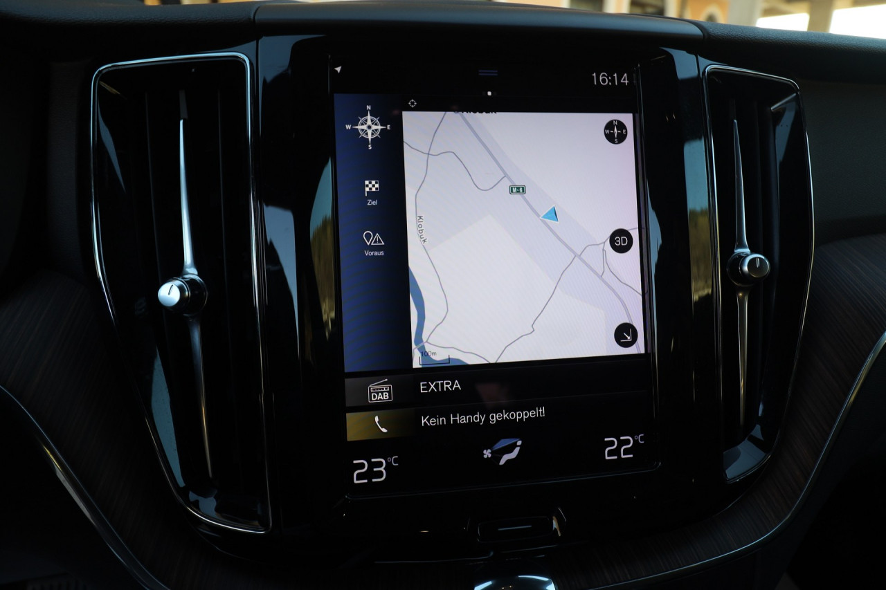 Volvo XC60 2.0 B4 AWD Geartronic Momentum VIRTUAL PANORAMA