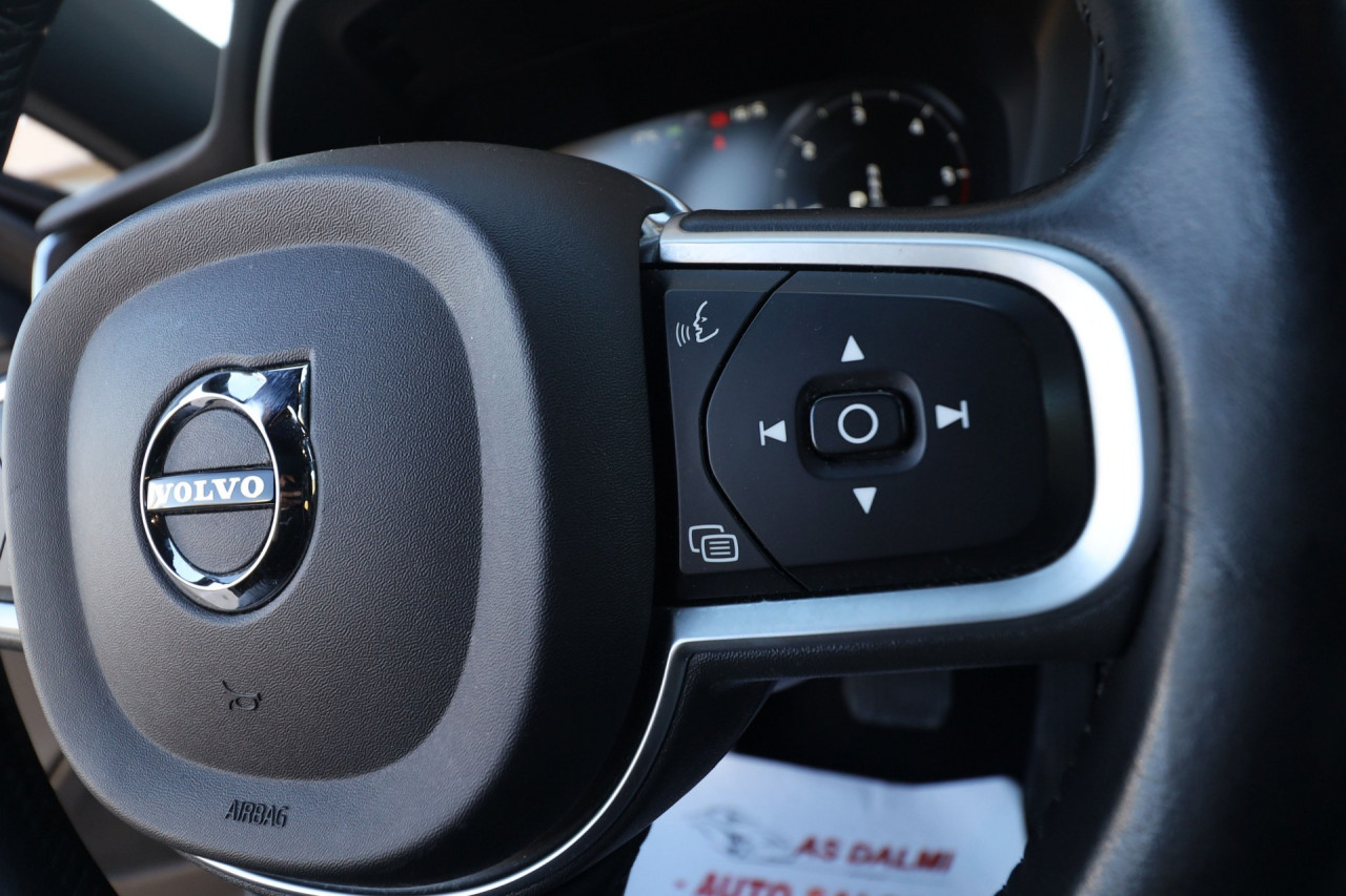 Volvo XC60 2.0 B4 AWD Geartronic Momentum VIRTUAL PANORAMA