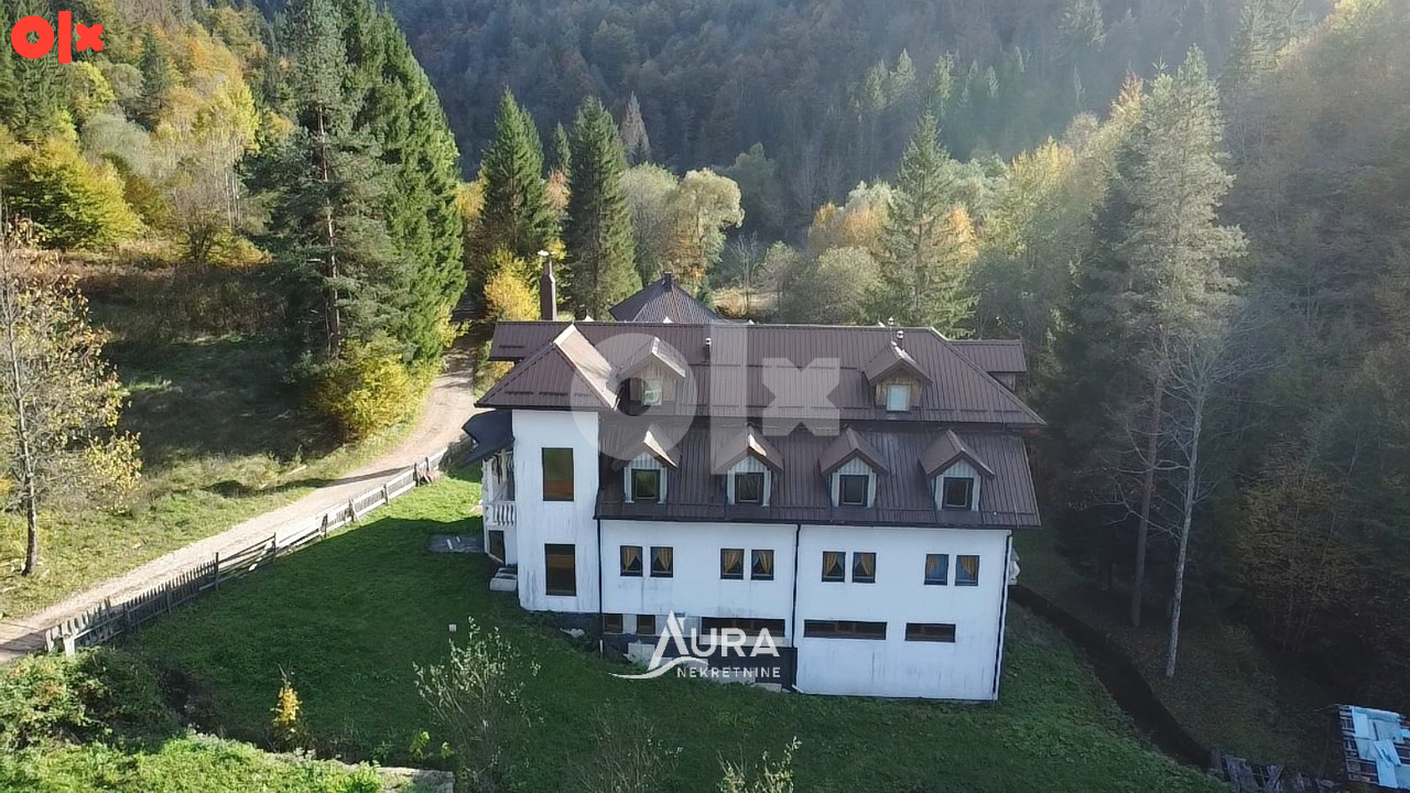 AURA/ Poslovni objekat sa termalnom vodom pored rijeke