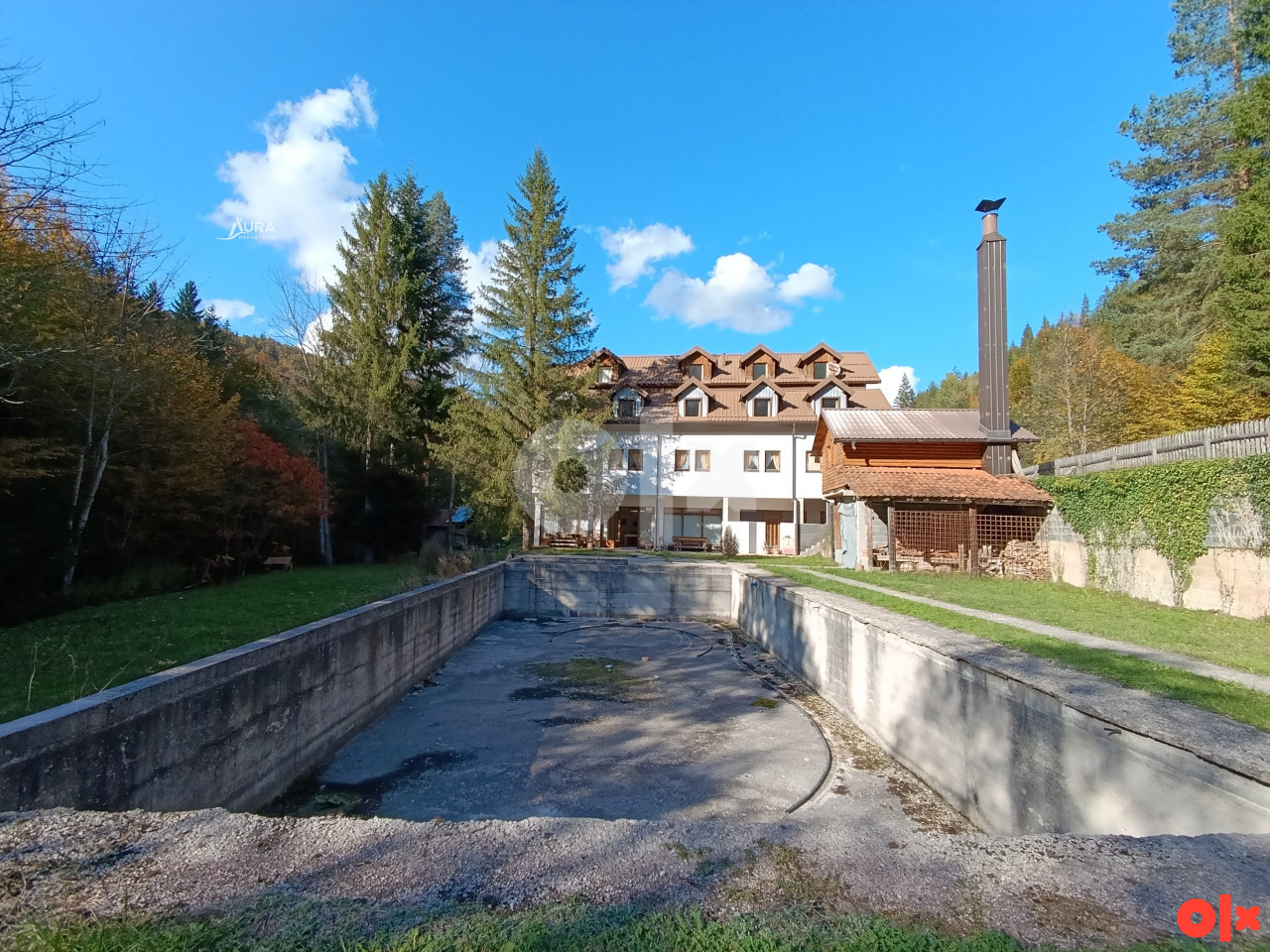 AURA/ Poslovni objekat sa termalnom vodom pored rijeke 10