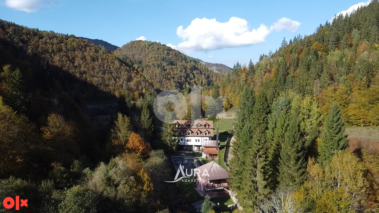 AURA/ Poslovni objekat sa termalnom vodom pored rijeke 23