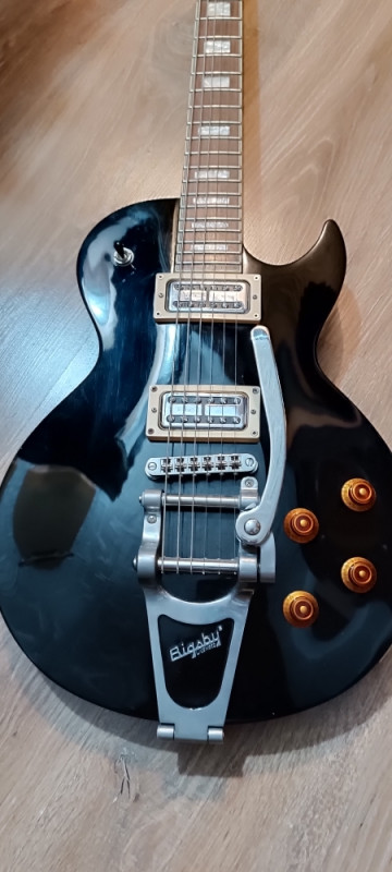 Električna gitara Cort custom, TV Jones pickupi, bigsby. Kao novo