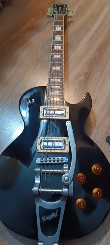 Električna gitara Cort custom, TV Jones pickupi, bigsby. Kao novo