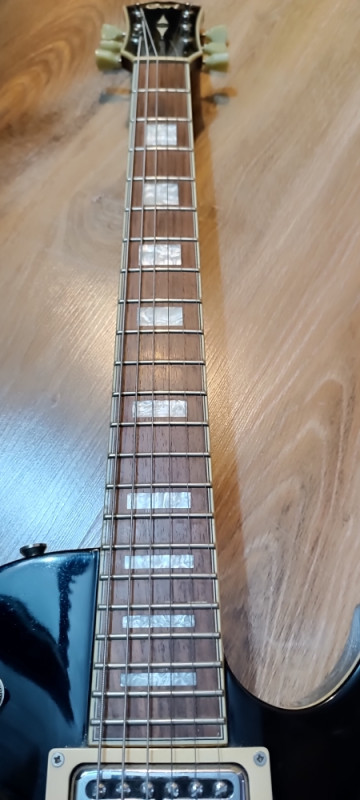 Električna gitara Cort custom, TV Jones pickupi, bigsby. Kao novo