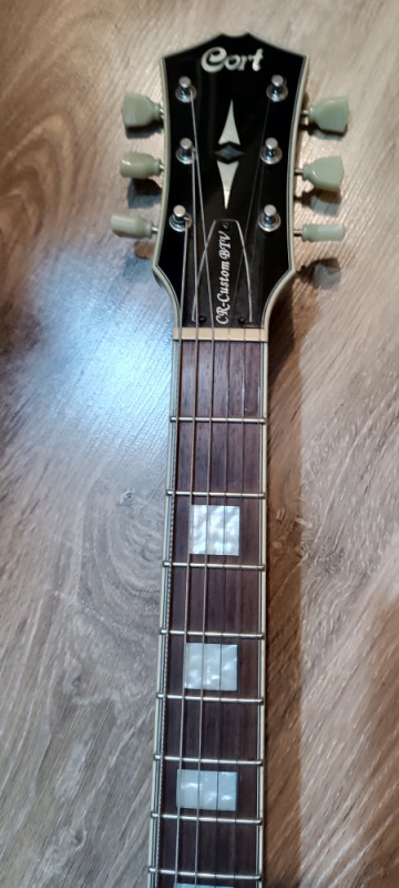 Električna gitara Cort custom, TV Jones pickupi, bigsby. Kao novo