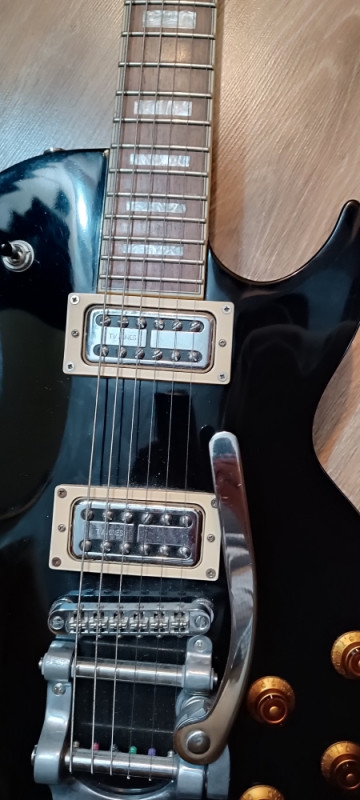 Električna gitara Cort custom, TV Jones pickupi, bigsby. Kao novo