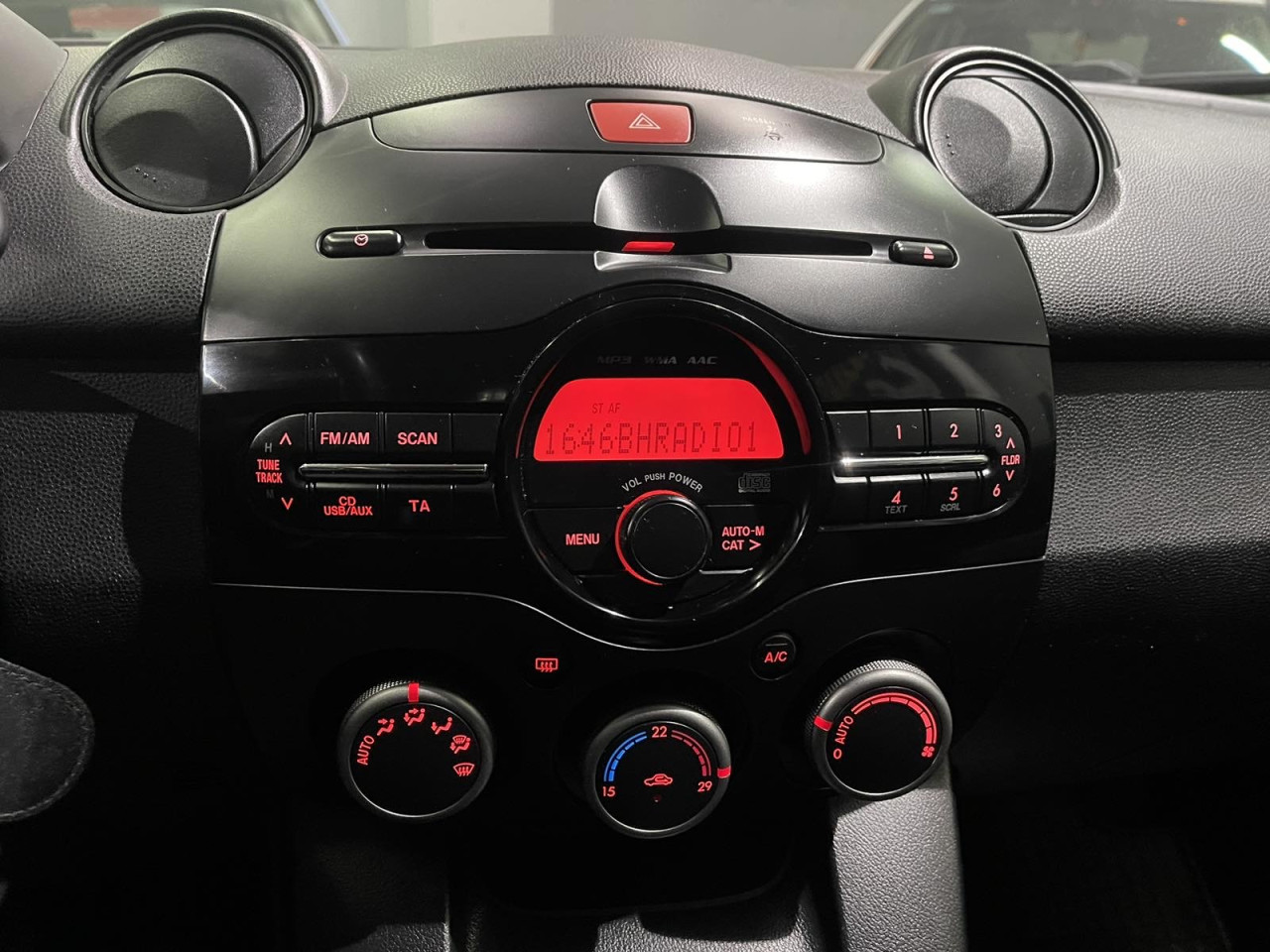MAZDA 2 1.3i, 2013 GODINA, KLIMA, PARK SENZORI