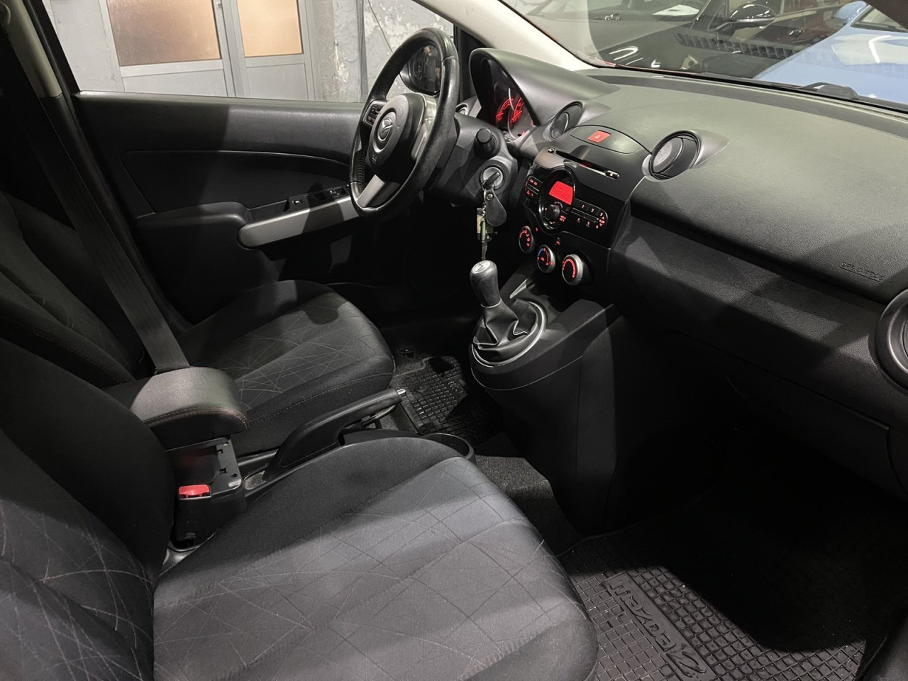 MAZDA 2 1.3i, 2013 GODINA, KLIMA, PARK SENZORI