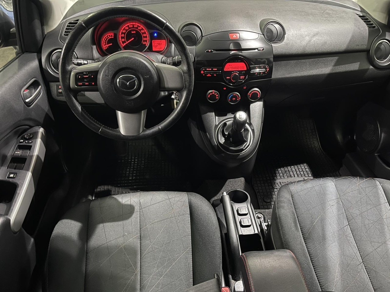 MAZDA 2 1.3i, 2013 GODINA, KLIMA, PARK SENZORI
