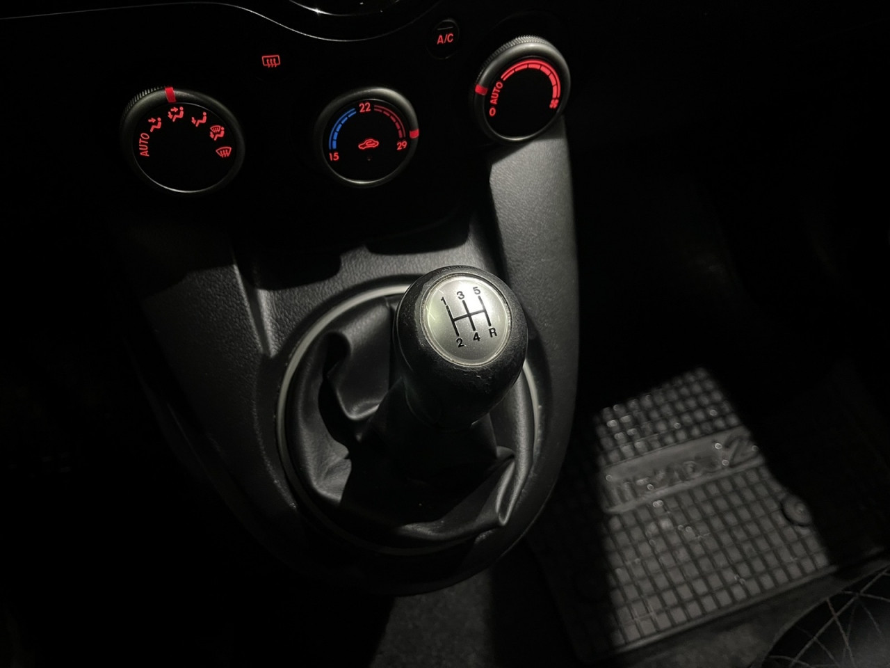 MAZDA 2 1.3i, 2013 GODINA, KLIMA, PARK SENZORI
