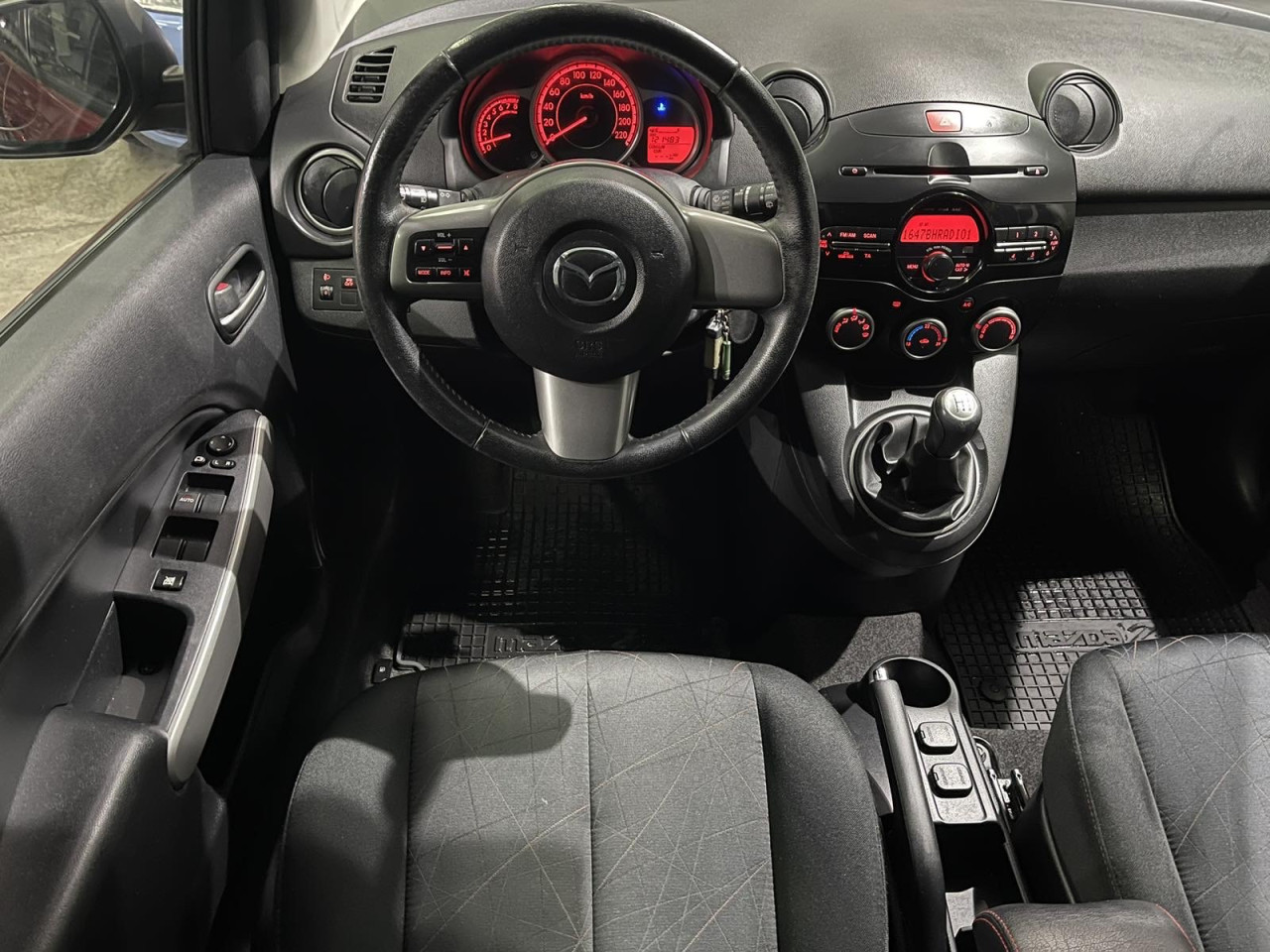 MAZDA 2 1.3i, 2013 GODINA, KLIMA, PARK SENZORI