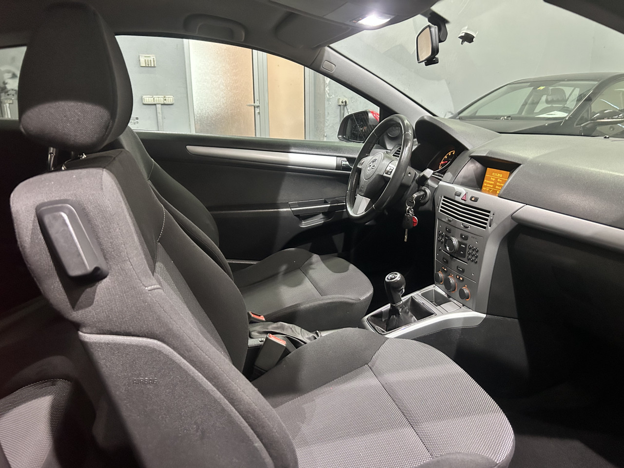 OPEL ASTRA GTC 1.6i, 2012 GODINA, KLIMA,TEMPOMAT