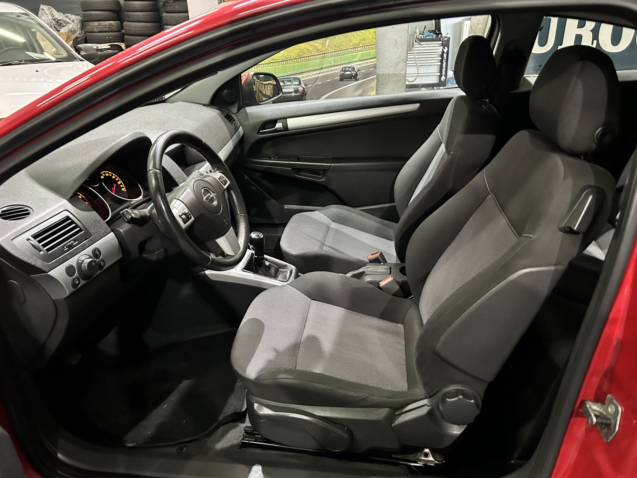 OPEL ASTRA GTC 1.6i, 2012 GODINA, KLIMA,TEMPOMAT
