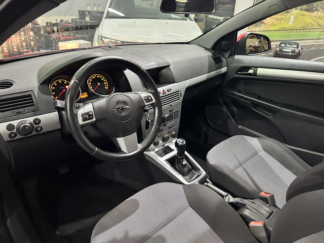 OPEL ASTRA GTC 1.6i, 2012 GODINA, KLIMA,TEMPOMAT