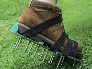 Aerator cipele za stimulisanje rasta travnjaka