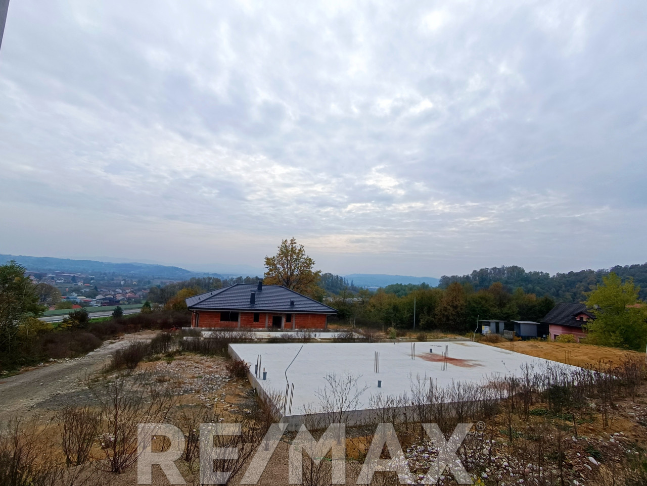 Plac sa temeljem i dozvolom za gradnju 160m2 u Laktašima