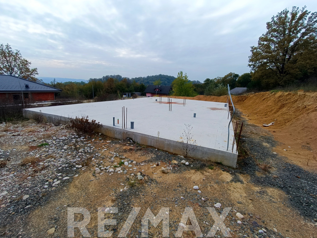 Plac sa temeljem i dozvolom za gradnju 160m2 u Laktašima 2
