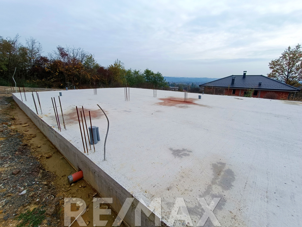 Plac sa temeljem i dozvolom za gradnju 160m2 u Laktašima 4