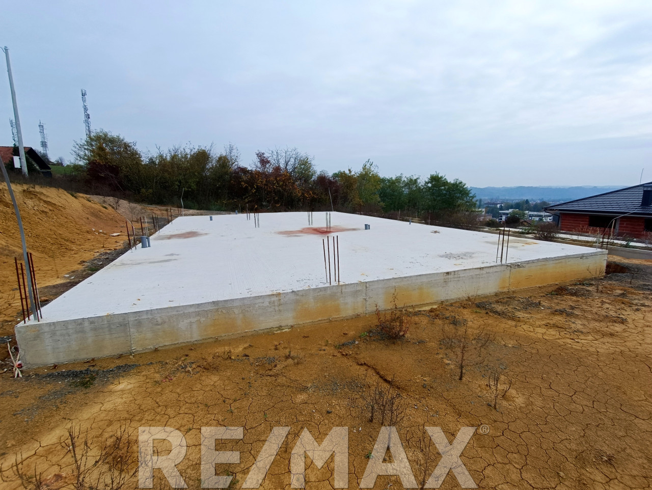Plac sa temeljem i dozvolom za gradnju 160m2 u Laktašima 5