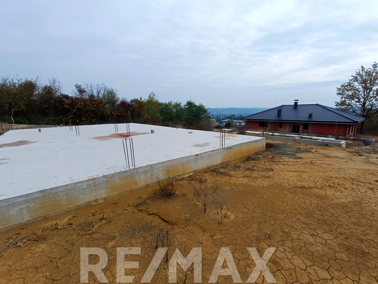 Plac sa temeljem i dozvolom za gradnju 160m2 u Laktašima 6