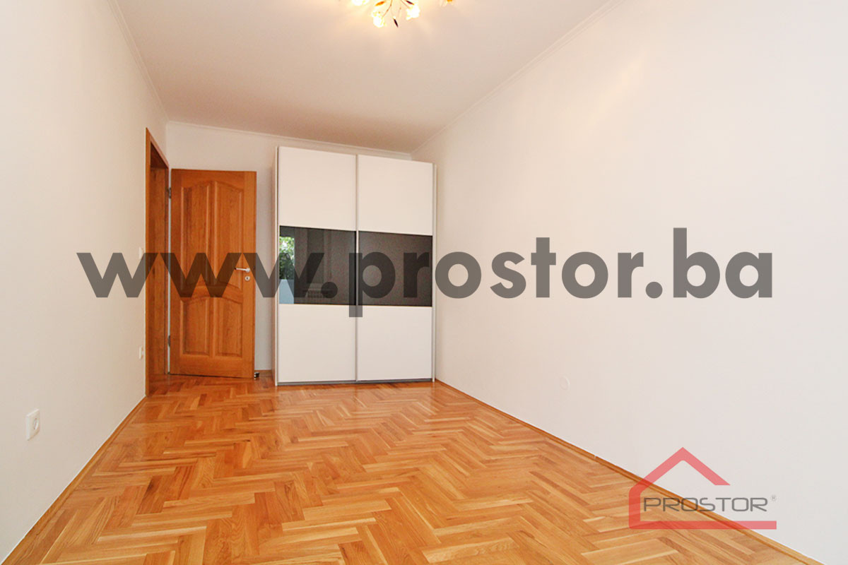 PROSTOR izdaje: Trosoban stan, Grbavica 10