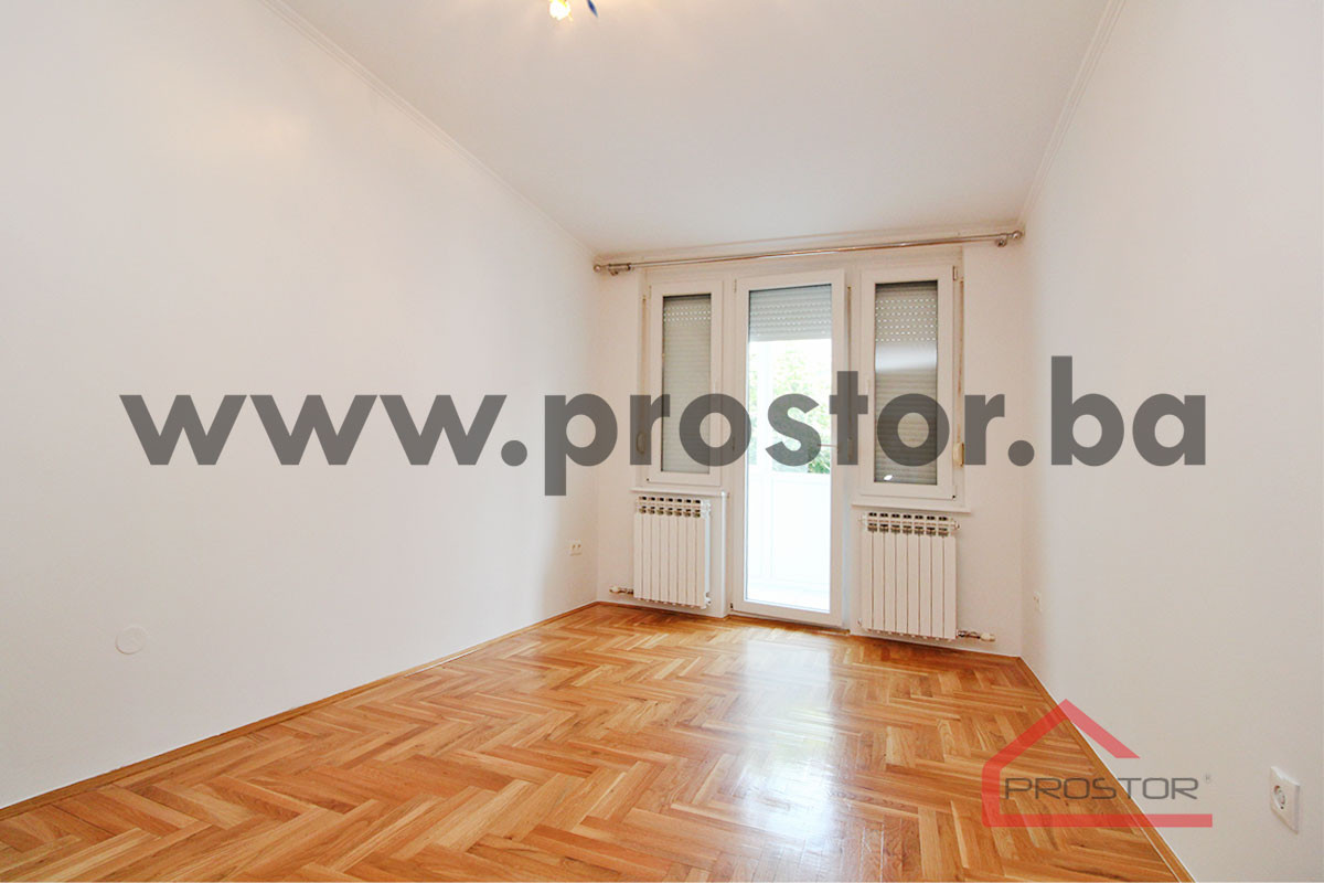 PROSTOR izdaje: Trosoban stan, Grbavica 11