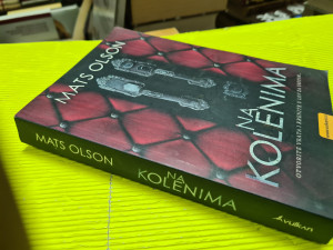 NA KOLENIMA - Mats Olson