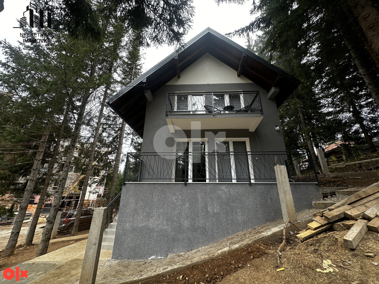 Vikendica Jahorina, Dvorišta