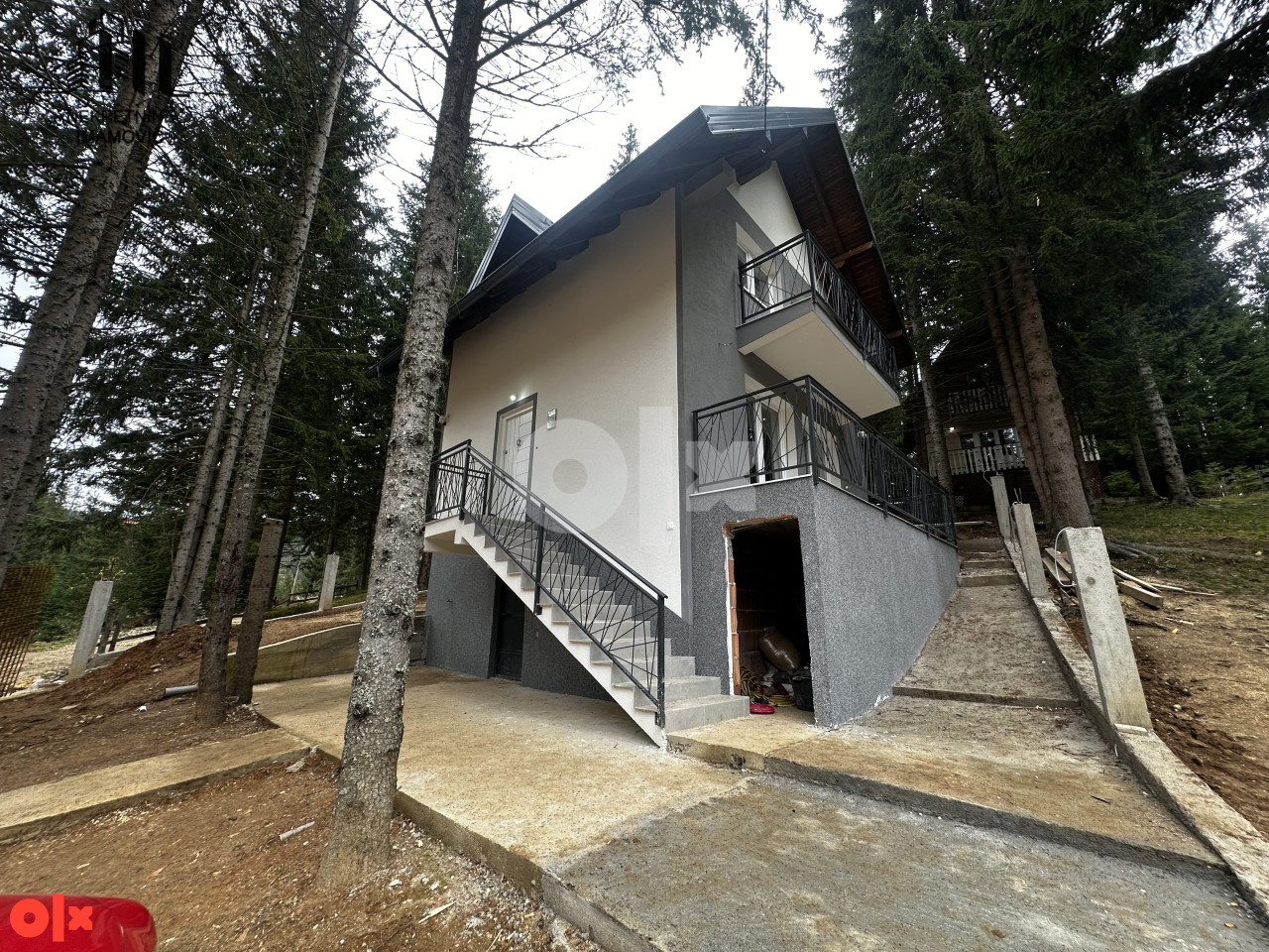 Vikendica Jahorina, Dvorišta