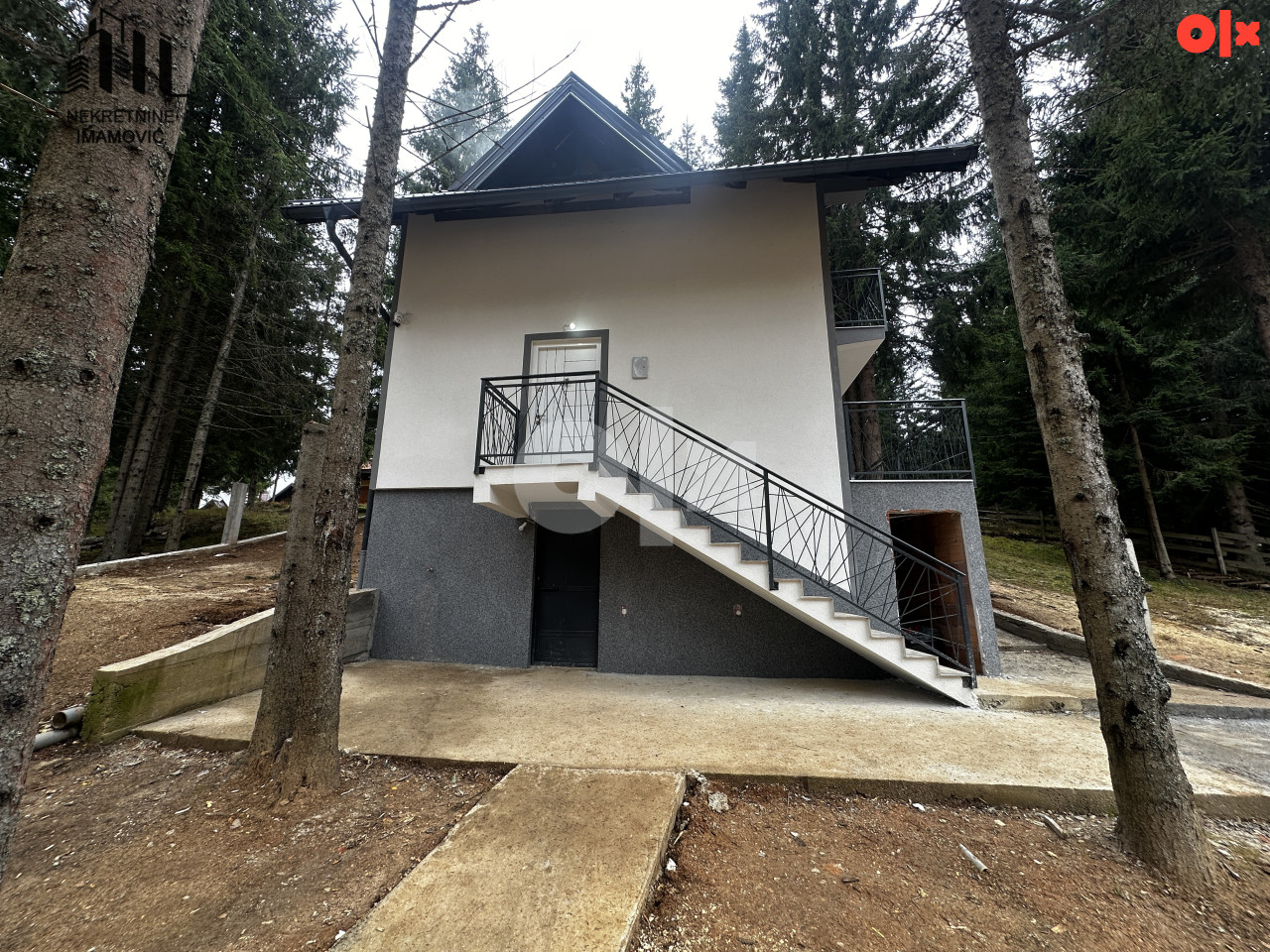 Vikendica Jahorina, Dvorišta