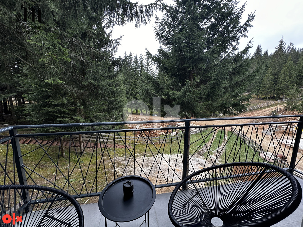 Vikendica Jahorina, Dvorišta