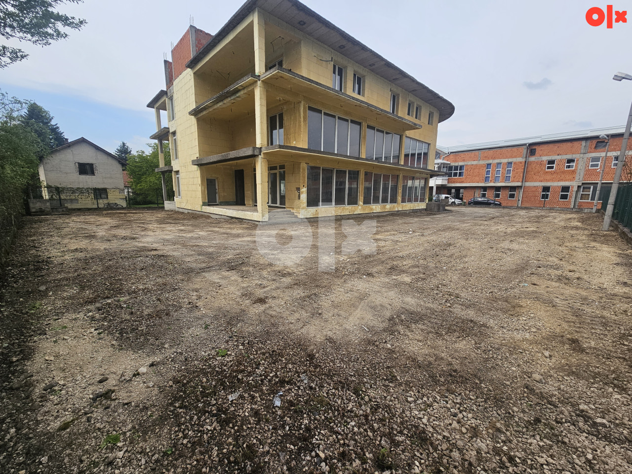 Prodajem Poslovni prostor Tešanj 1400m2 2