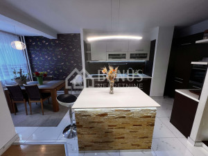 Trosoban stan - Kineski zid