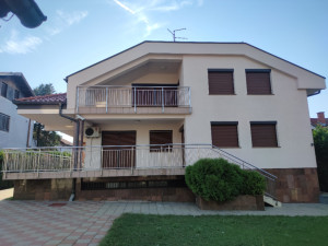 KUĆA NA PETRIĆEVCU KOD CENTRUMA