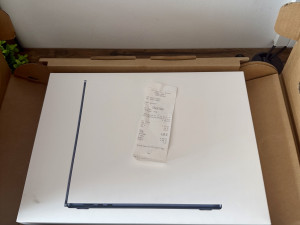 MACBOOK AIR 15 15.3 M5 CHIP 16/512 NOV VAKUM 2GOD GARANCIJA RACUN
