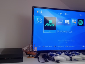 Ps4 playstation 4 + FIFA 25 + 2 DZOJSTIKA PS 4