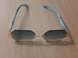Tamno plave sunčane naočale