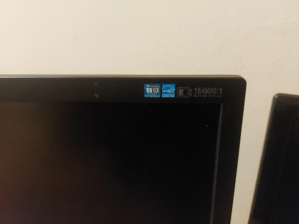 Monitori 22 i 19 lcd 2 kom 20 KM moze i za dijelova