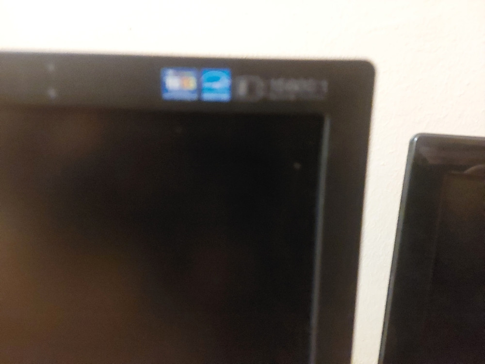 Monitori 22 i 19 lcd 2 kom 20 KM moze i za dijelova