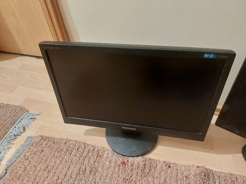 Monitori 22 i 19 lcd 2 kom 20 KM moze i za dijelova