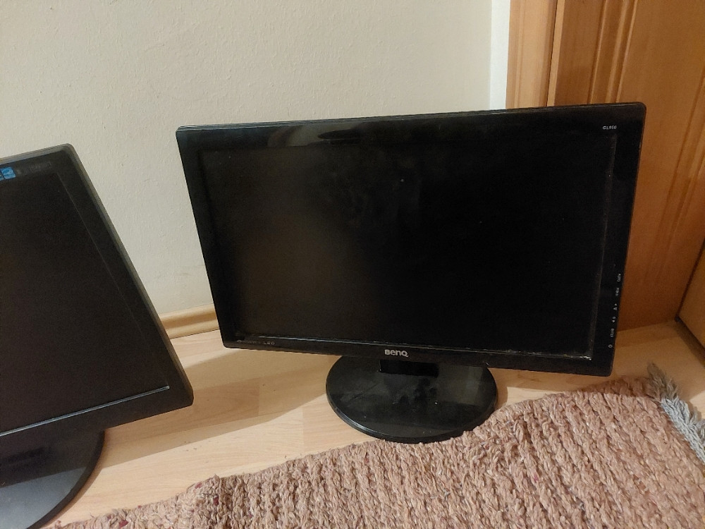 Monitori 22 i 19 lcd 2 kom 20 KM moze i za dijelova
