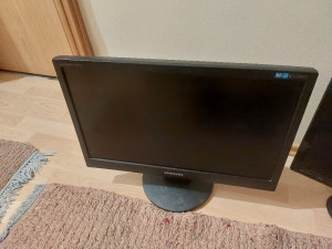 Monitori 22 i 19 lcd 2 kom 20 KM moze i za dijelova