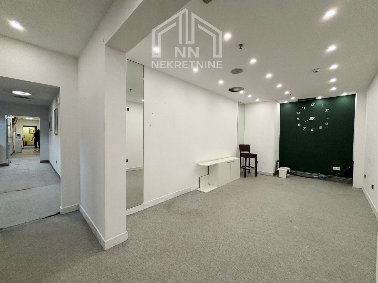 NN Nekretnine : Poslovni prostor 40m2 - hotel Europa 2