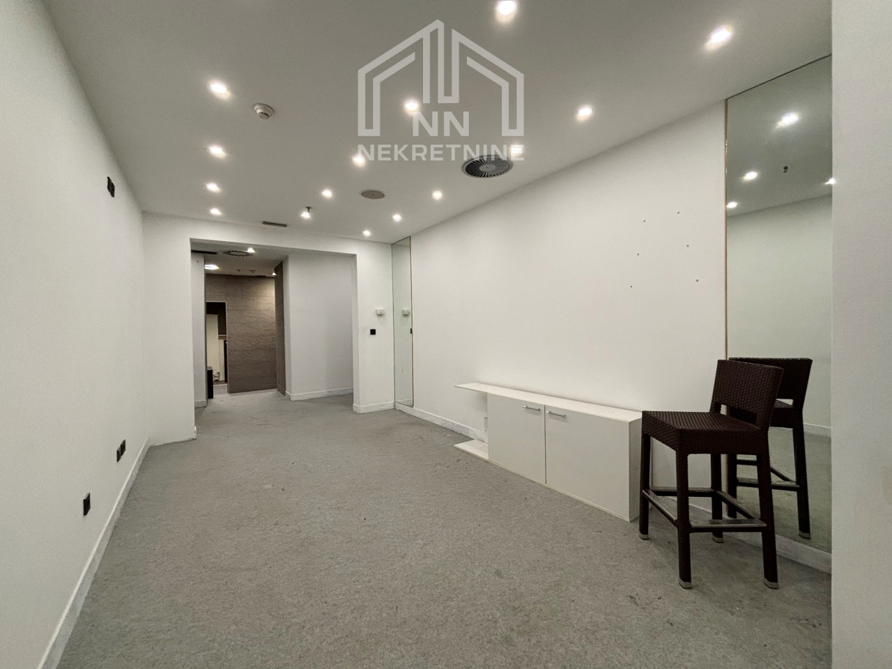 NN Nekretnine : Poslovni prostor 40m2 - hotel Europa 3
