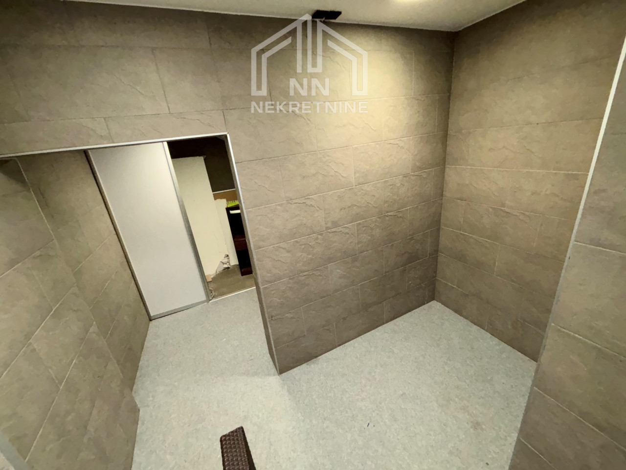 NN Nekretnine : Poslovni prostor 40m2 - hotel Europa 7