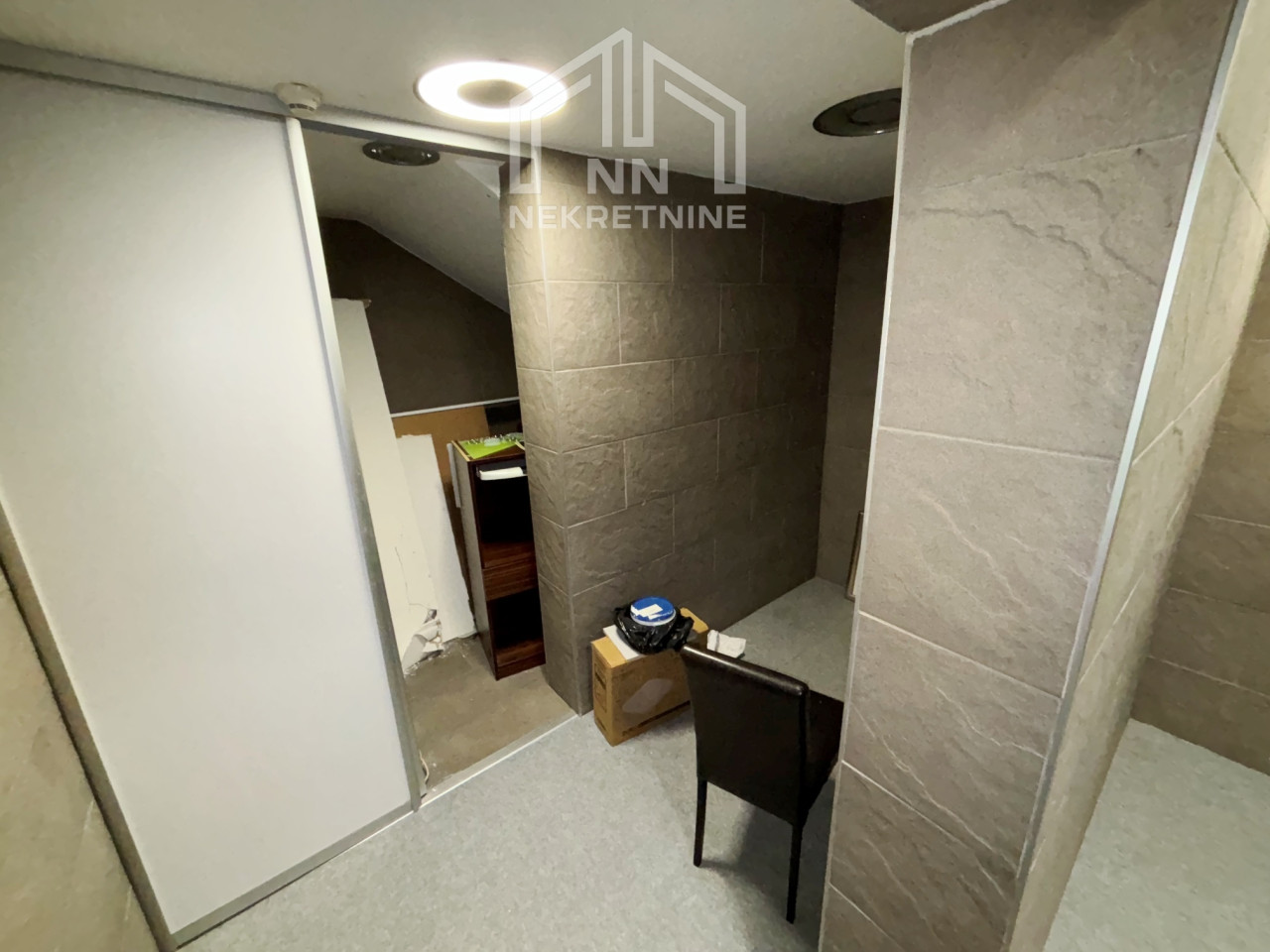 NN Nekretnine : Poslovni prostor 40m2 - hotel Europa 8