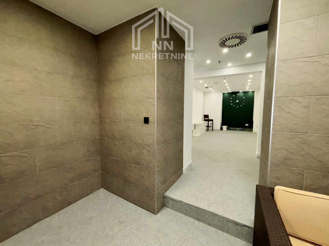 NN Nekretnine : Poslovni prostor 40m2 - hotel Europa 9